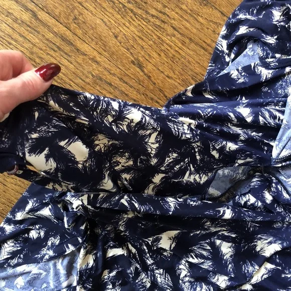 3/$10 Elegant Navy White Hawaiian Leaf Print V-Neck Stretch Draping Maxi Dress - Picture 6 of 7